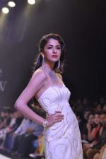 Model walk the ramp for Kashi Jewels on Day 4 of IIJW 2013 on 7th Aug 2013 (9).JPG